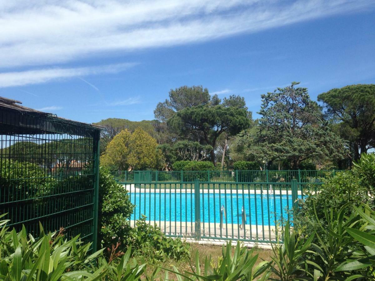 Agreable Studio Proche Sttropez Piscine Et Tennis Gassin Buitenkant foto